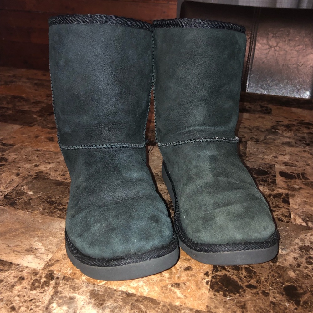 LAST CHANCE Black short uggs size 4 (big girl)